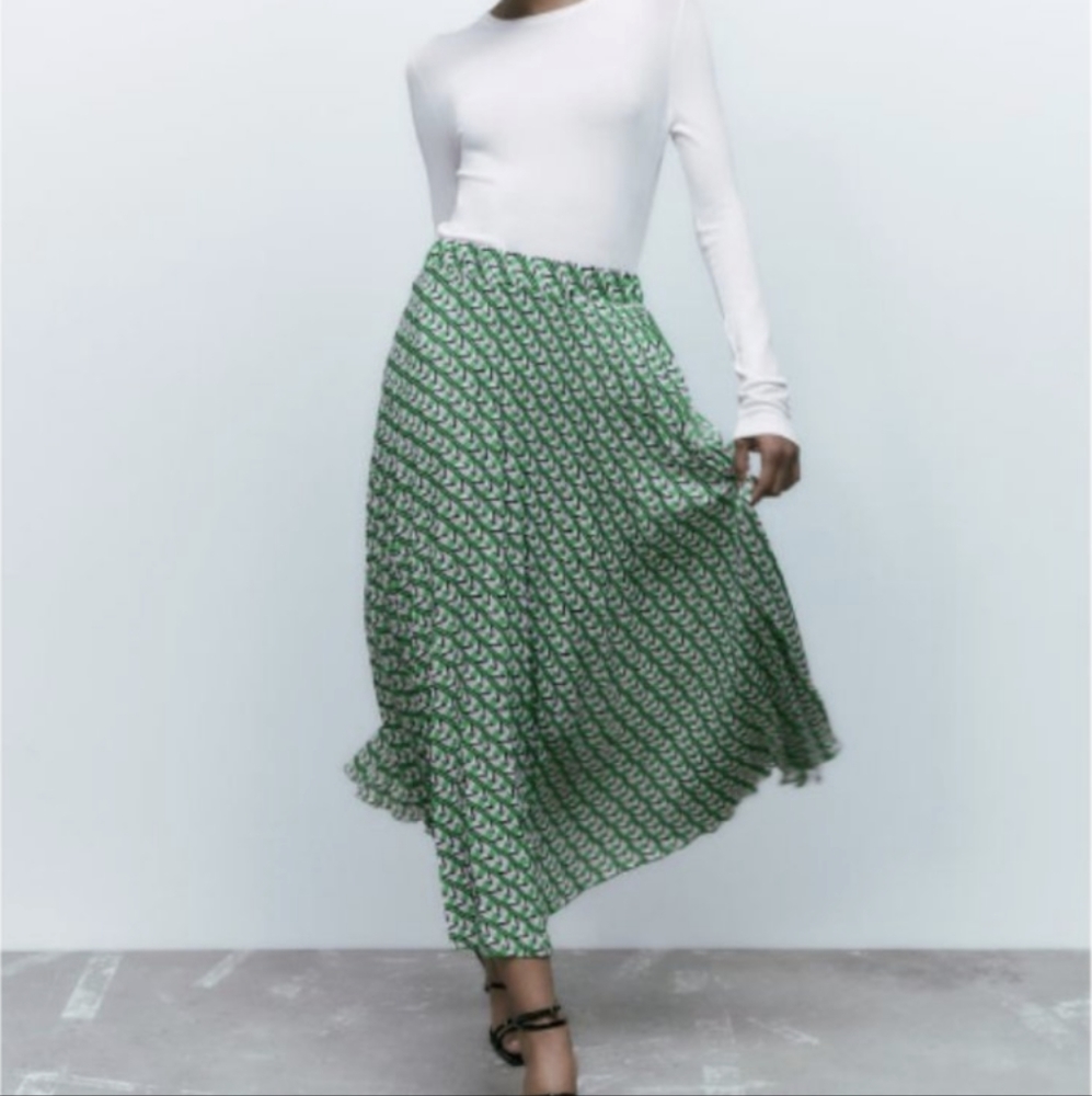 Zara Geometric Print Pleated Skirt in Green Size NWT MSRP $49.90